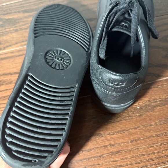 UGG Women Zilo Shoes - Picture 5 of 5